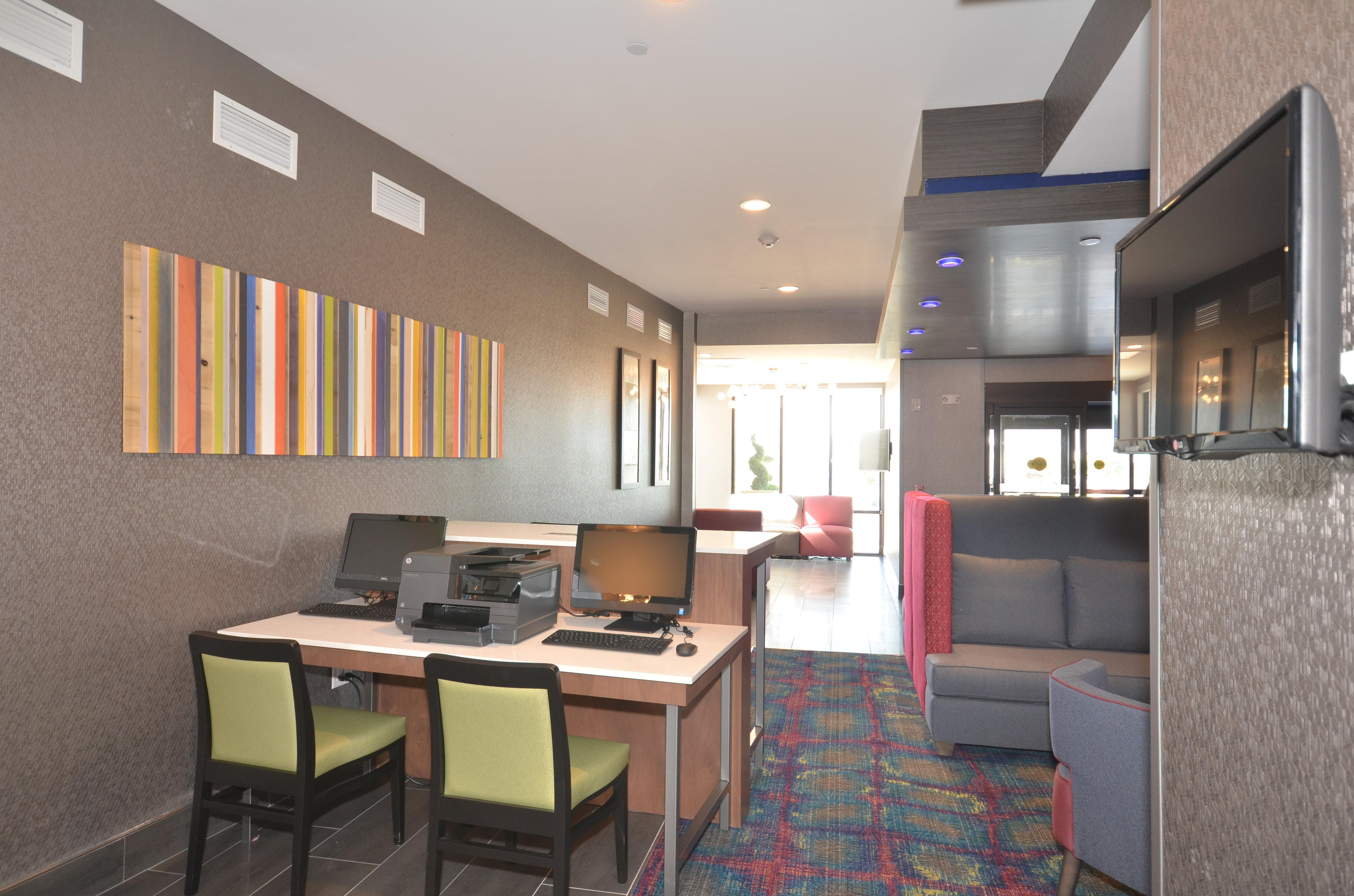 Holiday Inn Express & Suites Oklahoma City Mid - Arpt Area By Ihg Exterior photo