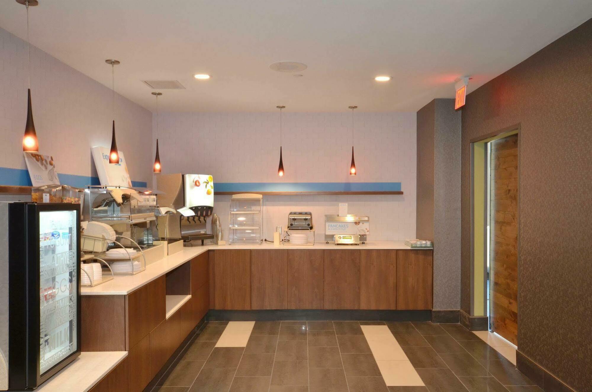 Holiday Inn Express & Suites Oklahoma City Mid - Arpt Area By Ihg Exterior photo