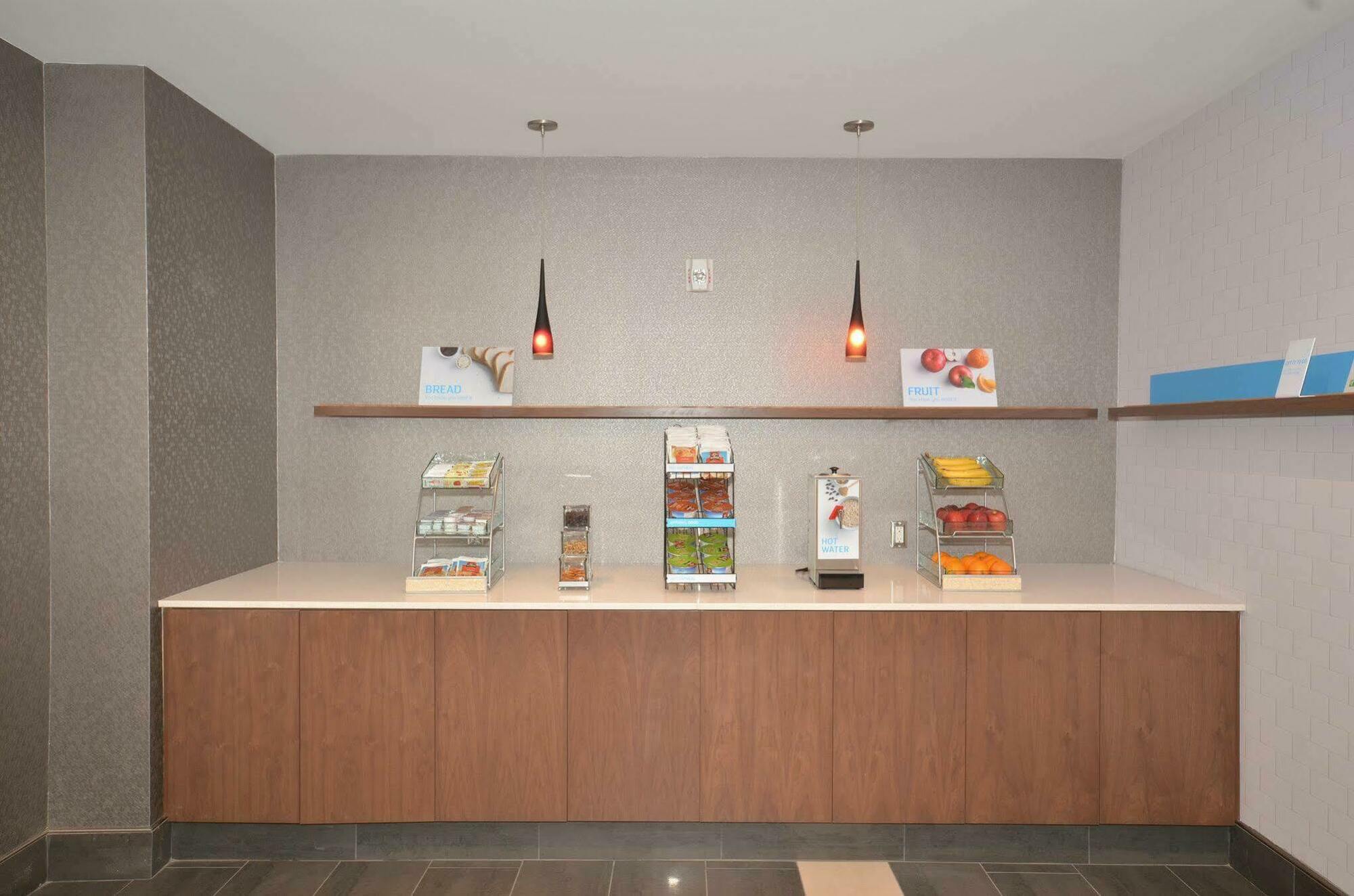 Holiday Inn Express & Suites Oklahoma City Mid - Arpt Area By Ihg Exterior photo